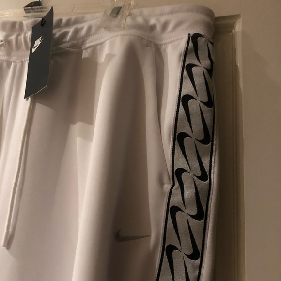 NWT NIKE Women’s Loose Fit Coupe Track Pants - Picture 2 of 5